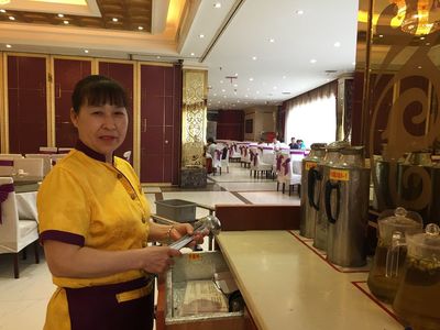 年輕面孔難覓，銀發(fā)身影成景 餐飲業(yè)服務崗的“年齡斷層”與轉型